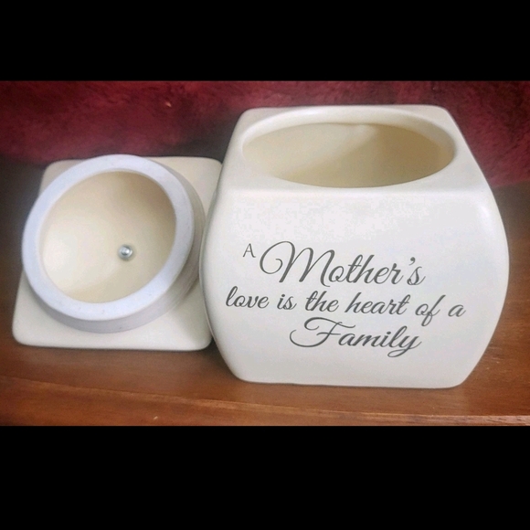 Mother's Love is the Heart of the Family Keepsake Box Ceramic Elegant  5"x 5" - Picture 6 of 10